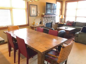 Ski in Ski out Minutes From Village, Private Hot Tub Sleeps 6 Free Shuttle