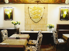 Отель Three Crowns Residents