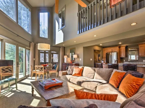 Luxe Rumbling Bald Home w/ Deck & Mountain View