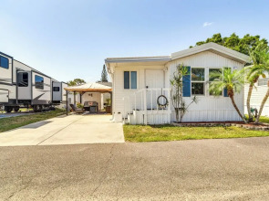 10 Mi to Beaches: Home w/ Pool Access in Largo!