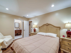 Mtn-view Condo w/ Lookout Deck in Banner Elk!