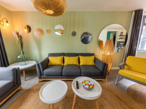 Les Cerisiers Beach Residence, Cosy and Modern 3 bedroom apartment located 50 metres from the beach and from all amenities and restaurants on the coastal road