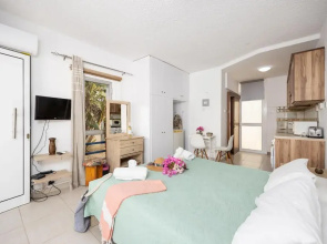 Emilia 10 With 1 Bedrooms and 1 Bathrooms