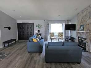 Comfortable vacation property 12 minutes from downtown.
