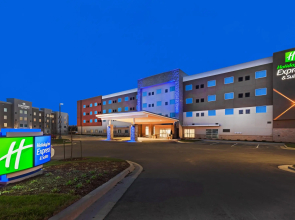 Holiday Inn Express & Suites Lenexa - Overland Park Area by IHG