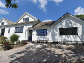 2 Bed Cottage - Sleeps 4 - Garden, Pets, Wifi