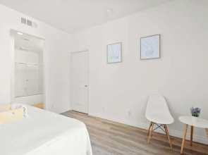 Private Entry Suite w Patio Bath Kitchenette