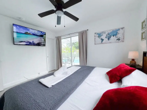 Tropical Villa King Bed Pool Top Location