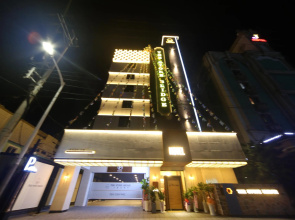 The Stone Bridge Hotel