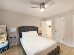 Stylish 2BR Near UT Hyde Park Evonify