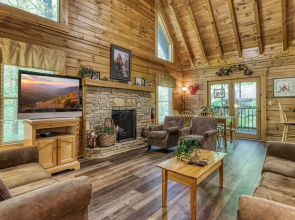 Er215 â Red Bird Haven Great Location â Close To Town! 3 Bedroom Cabin by RedAwning