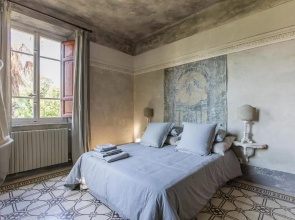 Villa Liberty 1927 with heated pool in the park