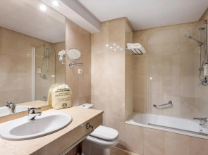 Maxwell Reserve Singapore, Autograph Collection