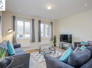 Spacious luxury 2 Bed Apartment by 7 Seas Property Serviced Accommodation Maidenhead with Parking and Wifi