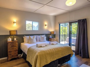Moana Beach House - Absolute Beachfront