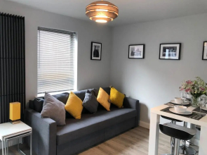 City Centre Townhouse-3 Bedrooms & Parking - Excellent Location