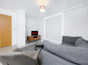 Salford - 2 Bed Apartment - Sleeps 4 - Wifi
