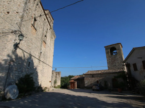Umbria's Poolside Charm