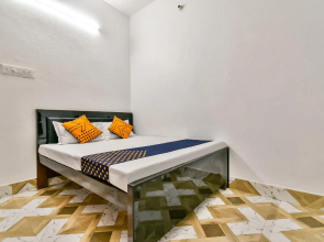 SPOT ON 79147 Royals King