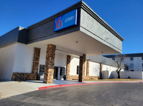 Days Inn & Suites By Wyndham Bartlesville