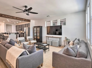 Modern Flagstaff Home: Hot Tub, 3 Mi to Dtwn!