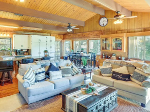Spacious Crestline Retreat: 1 Mi to Lake Gregory