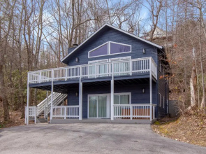 Swiss Bear Haus, 4 Bedrooms, Hot Tub, Pool Access, Sleeps 12
