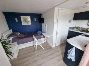 Lovely private studio room with own kitchen and bathroom. Set in the popular area of Shiphay in Torquay and only a short walk from Torbay Hospital