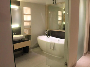 Отель Sevn Legian