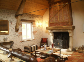 Unique Holiday Home With Pool in Combreux Centre