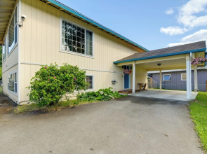 Shared Yard + Fire Pit: Airy Anchorage Apt!
