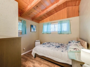 < 1 Mi to Water: Cozy Clearlake Cabin