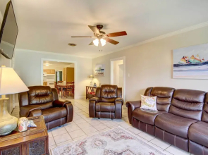 Coastal Long Beach Rental w/ Patio, Walk to Beach!