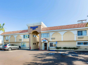 Rodeway Inn & Suites LAX