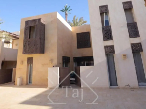 TAJ HOME, exotic ground 2 bedroom, pool, Scarab