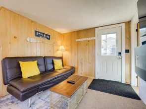 Lakeside Reeds Spring Home w/ Pool Access & Deck!