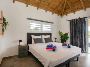 Casa Maria Curacao. Luxury 6 Bedroom Villa Next to Supermarket & Jan Thiel Beach