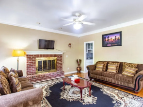1369 Brentwood Almond - studio Br Apts