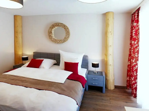 R  J Hotel