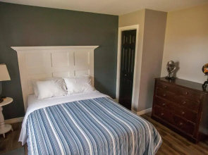 The Pines Motel and Cottages