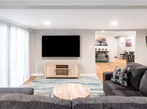 Upstay - Bungalow w Games Golf Fire and Patio
