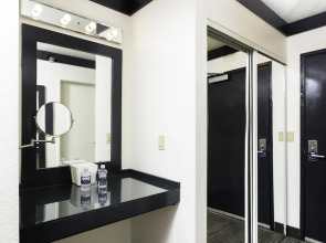 OYO Hotel & Casino (formerly Hooters Casino Hotel)