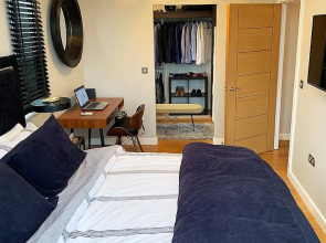 Zebra Serviced Apartments@Cove with FREE Netflix, Parking and Wi-Fi