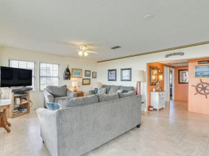 Gulf Coast Views: Waterfront Surfside Beach Home!