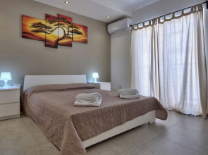 Amazing Airy Apartment Surrounded by All Amenities