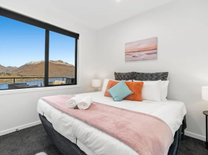 A Luckie Charm - 5-Bedroom Townhouse