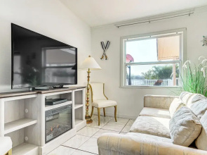 < 1 Mi to Hudson Beach: Waterfront Apt w/ Dock