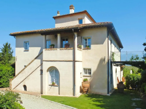 Apartment in Tuscany With Pool & Golf Access