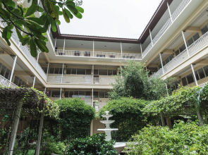 Feung Nakorn Balcony Rooms and Cafe
