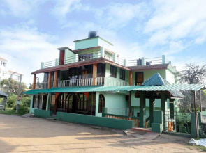 OYO 24221 Daneys Guest House